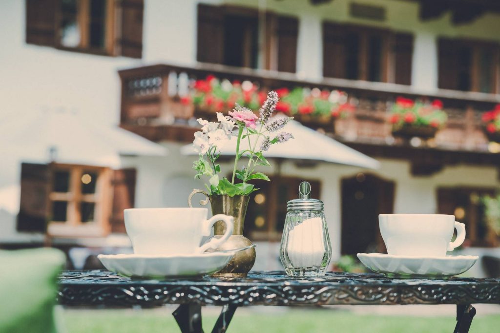 Der Lederer Hof Tegernsee - Kaffee trinken im Garten